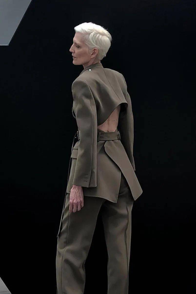 叛逆|他从Celine离职后,创立品牌短短一年火速爆红!新生代叛逆少年的禁欲系极简风~