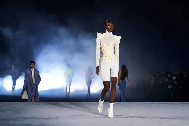 Lye|T型台 | 真·直播看秀，Balmain玩出花了