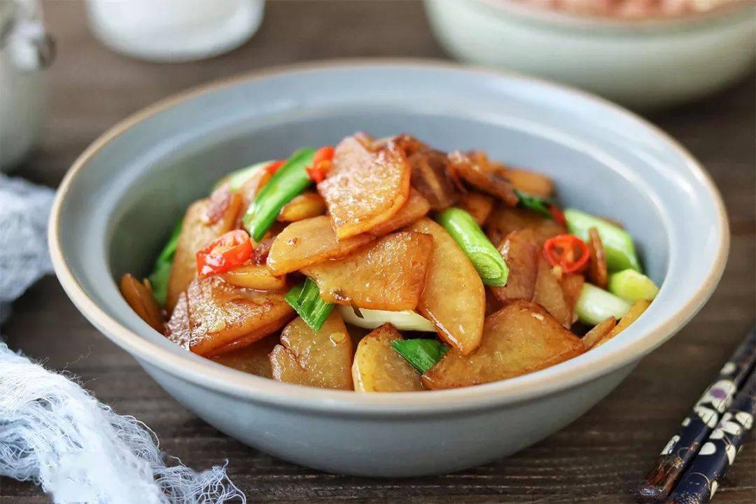 土豆|虽然简单，但下饭下酒都是杠杠的！五花肉炒土豆片