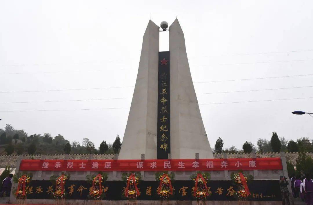 榆社县政府广场,榆化公司和烈士纪念碑前拍到的!致敬!