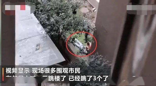 发生惨烈坠楼,目击者喊:跳3个了!警方介入