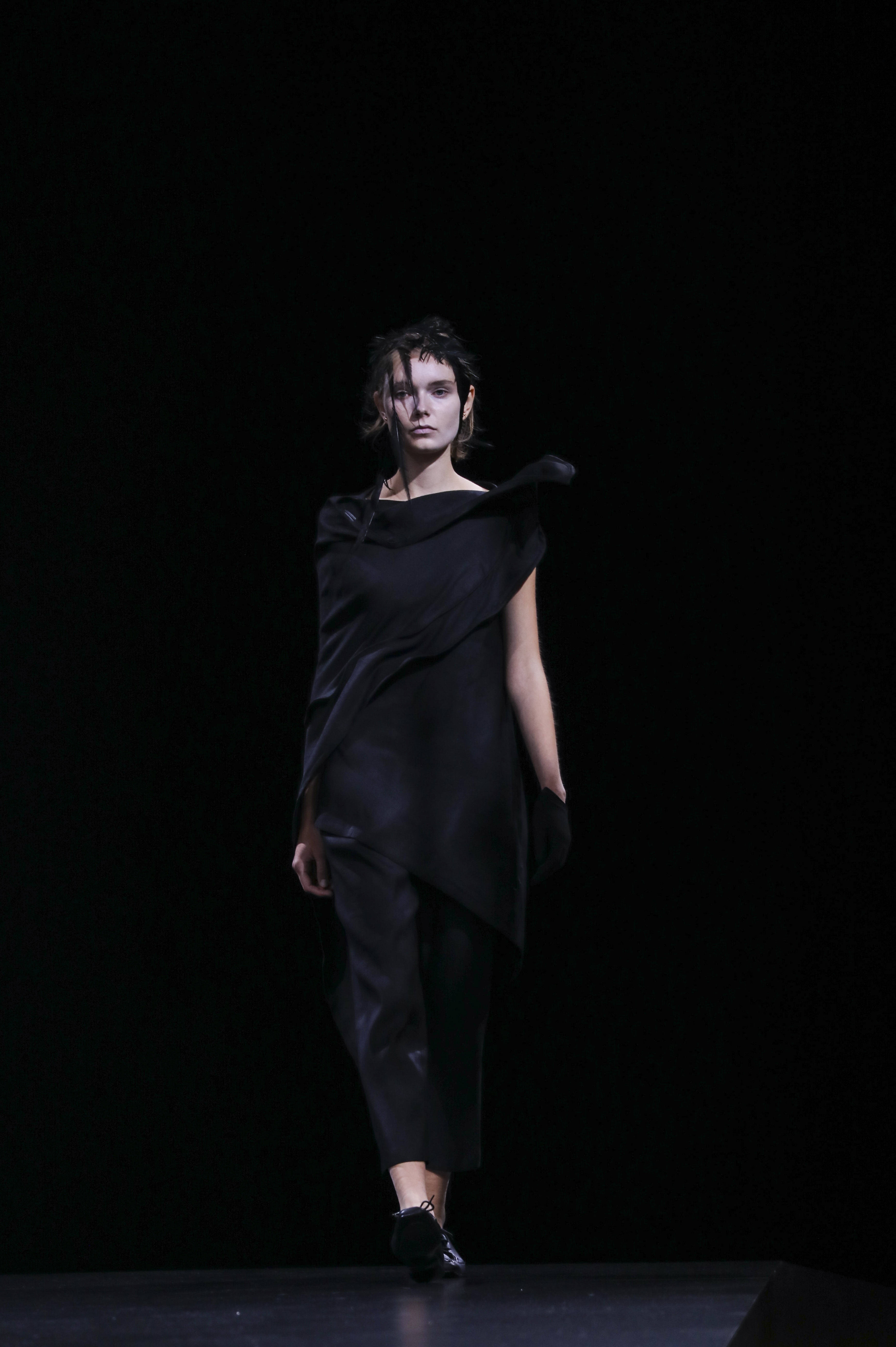 新华社|巴黎时装周：山本耀司发布春夏新品成衣