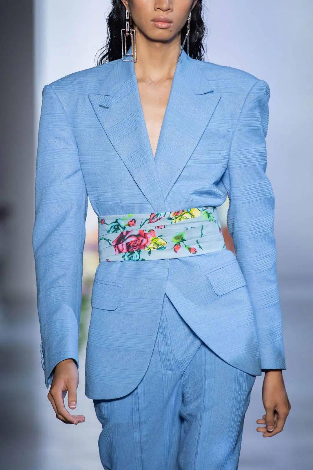 Gurung|犹如花卉田园诗的超美礼服设计，来自尼泊尔的＂名媛杀手＂设计师，美国第一夫人都爱他！