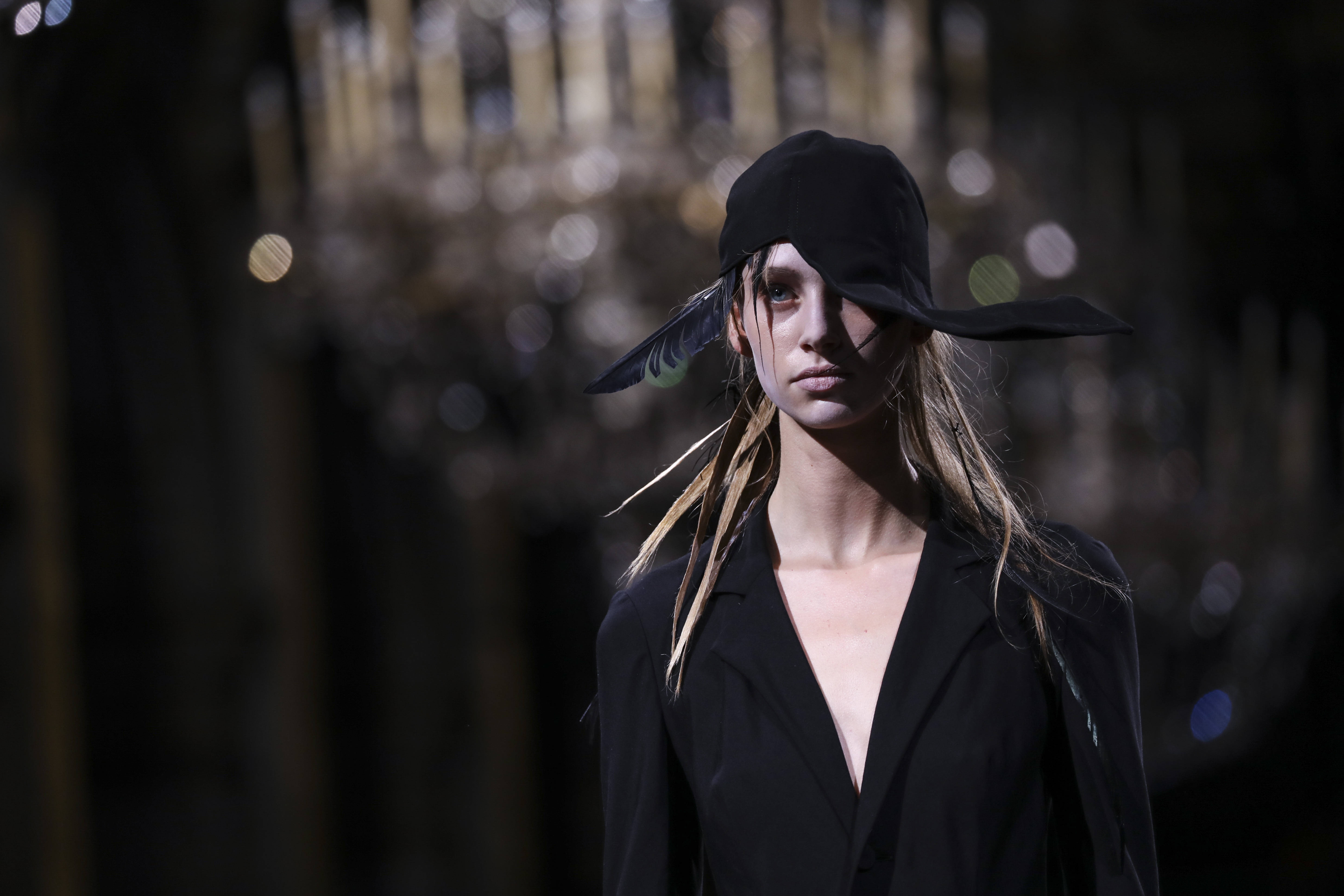 新华社|巴黎时装周：山本耀司发布春夏新品成衣