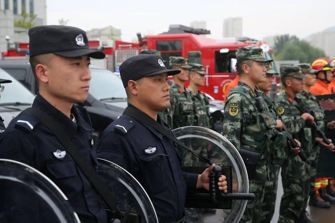 10月1日上午,辽宁省朝阳市公安局多警种联合武警开展城区社会面大巡防