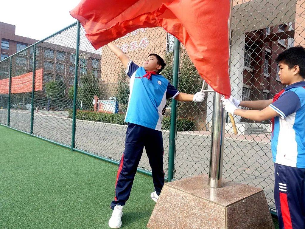 莘县东鲁学校:我和国旗合个影