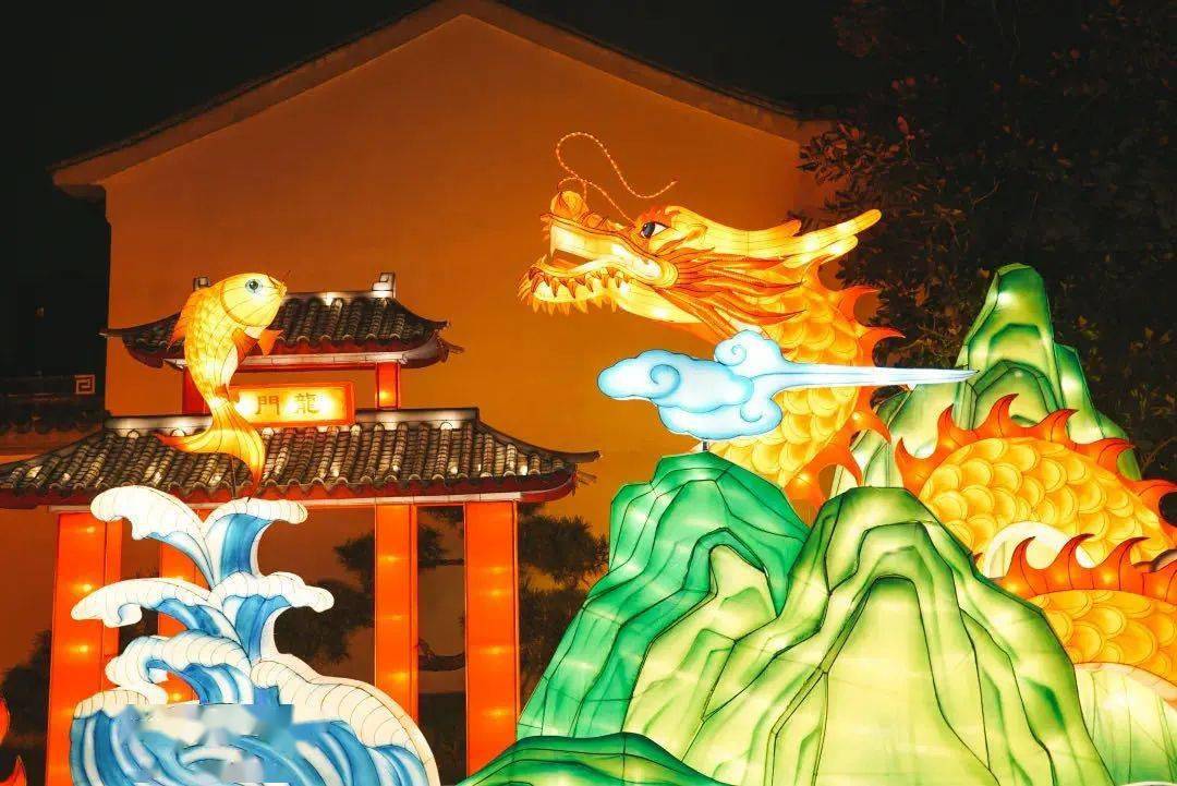 园林式街区特色 进行了整体灯光亮化设计制作 精细美的苏州灯彩散布在