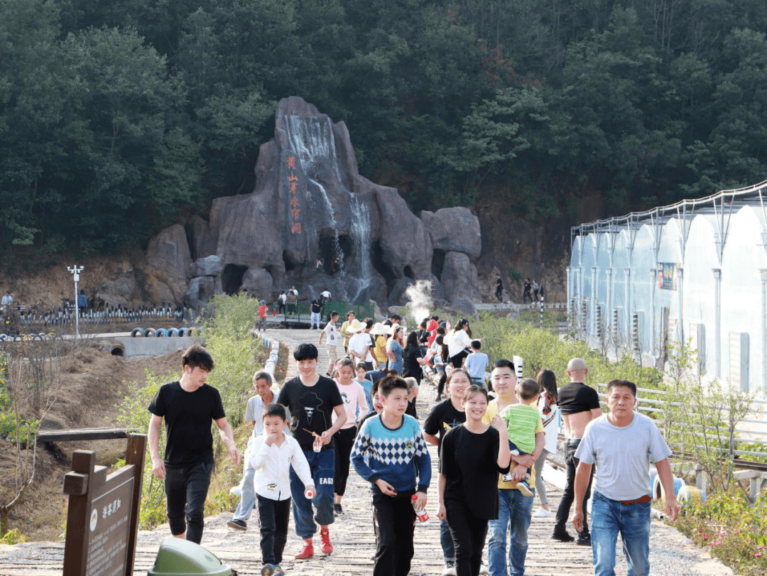 景区(小满田塍,省级优秀美丽乡村阳家墩,黄山寨)→罗河镇农家乐就餐