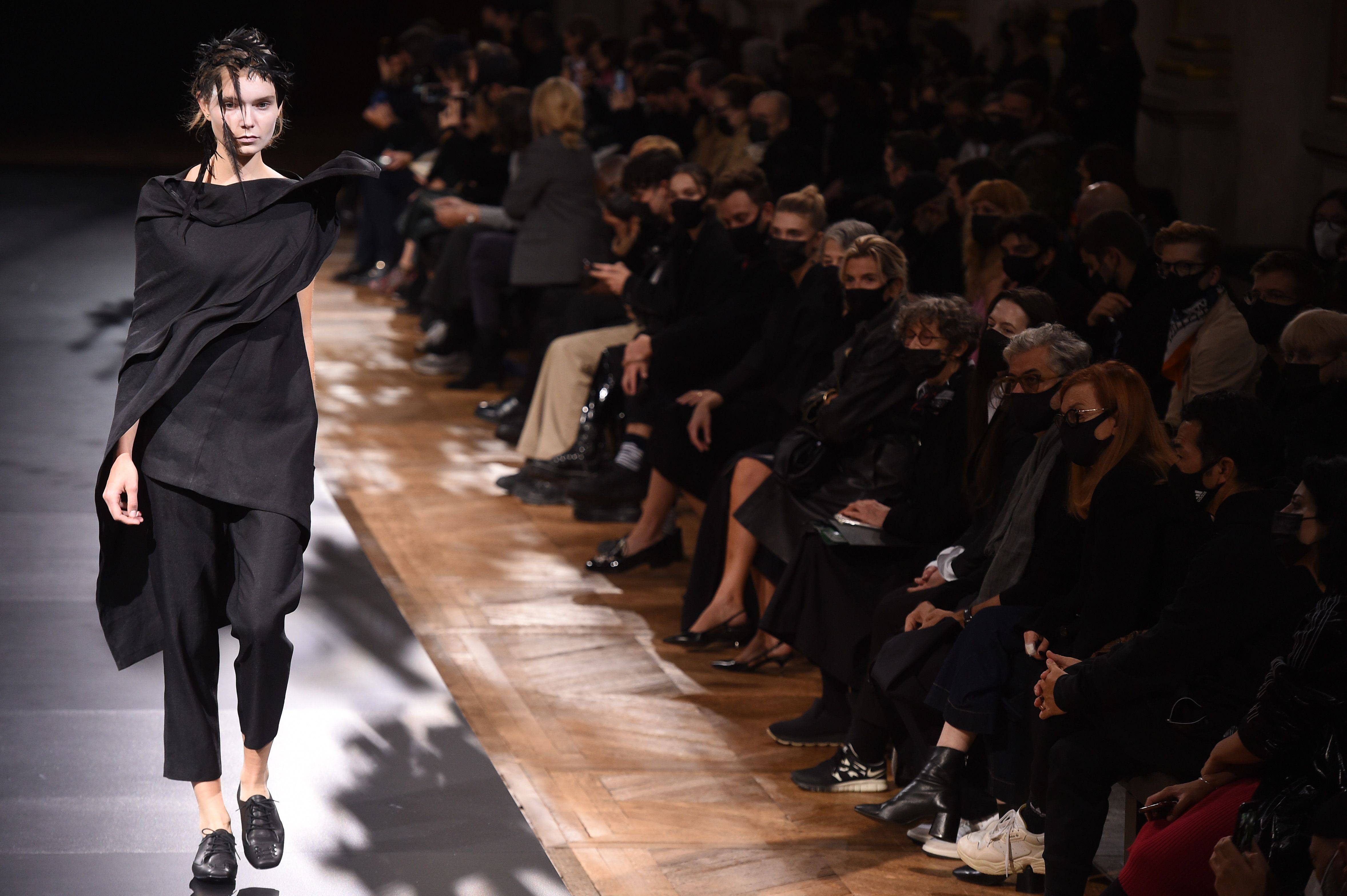 新华社|巴黎时装周：山本耀司发布春夏新品成衣