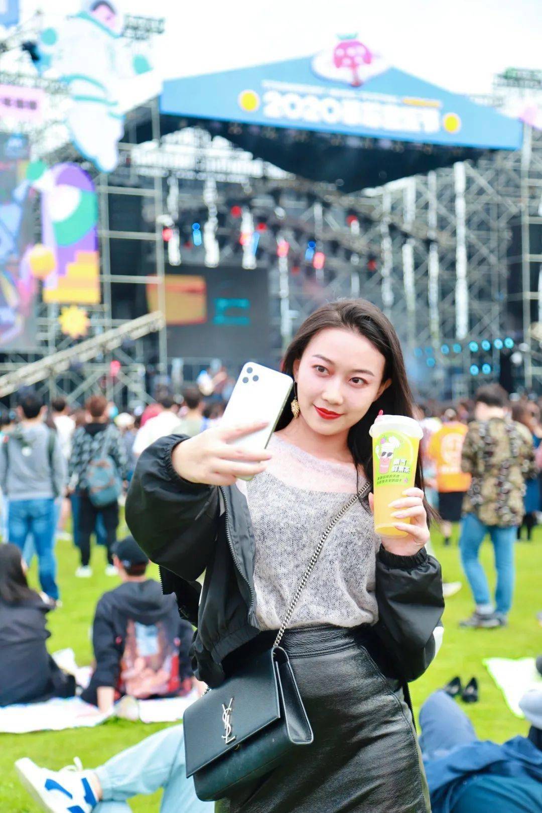 音乐节|就在刚刚！草莓音乐节现场，奈雪又去搞事情了！