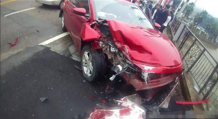 贵州丨惊恐!一女司机连撞两车,与一路人擦肩而过!