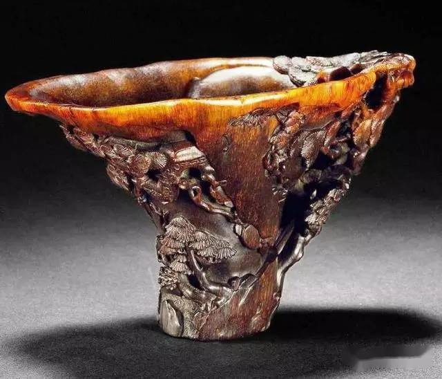 明清时期,犀角杯的制作基本有四种方式: 第一种是采用高浮雕几番制作
