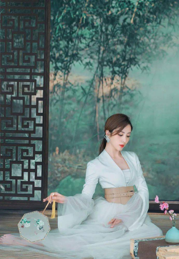 央视主持李思思穿古装33岁肤白貌美像是穿越而来的女子