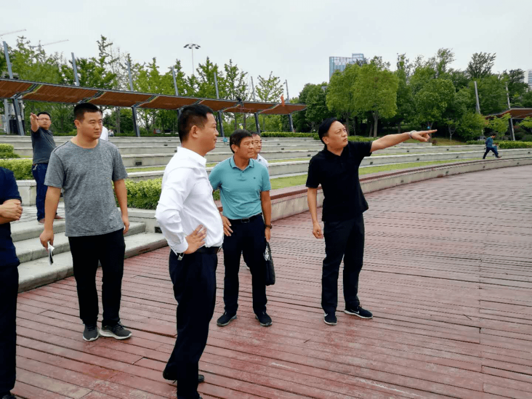 10月1日,颍州区政府区长张俊杰带队督导检查瑶海农产品市场经营安全.