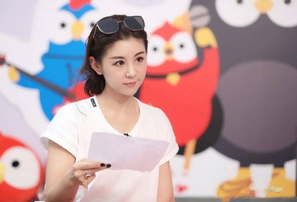李小萌在同龄女星中可能算不上大红大紫,但绝对是一位辨识度极高的