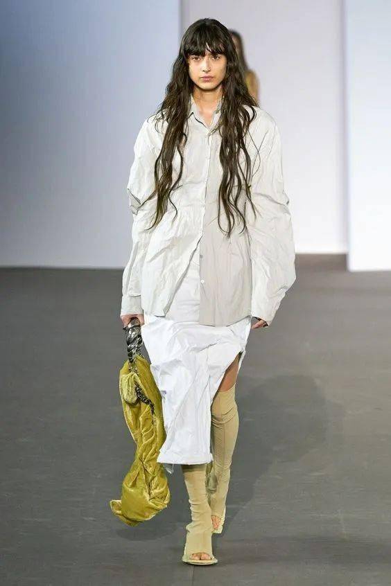 什么|穿衣搭配：外套里面穿什么？这3款基础内搭让你时髦整个秋天！