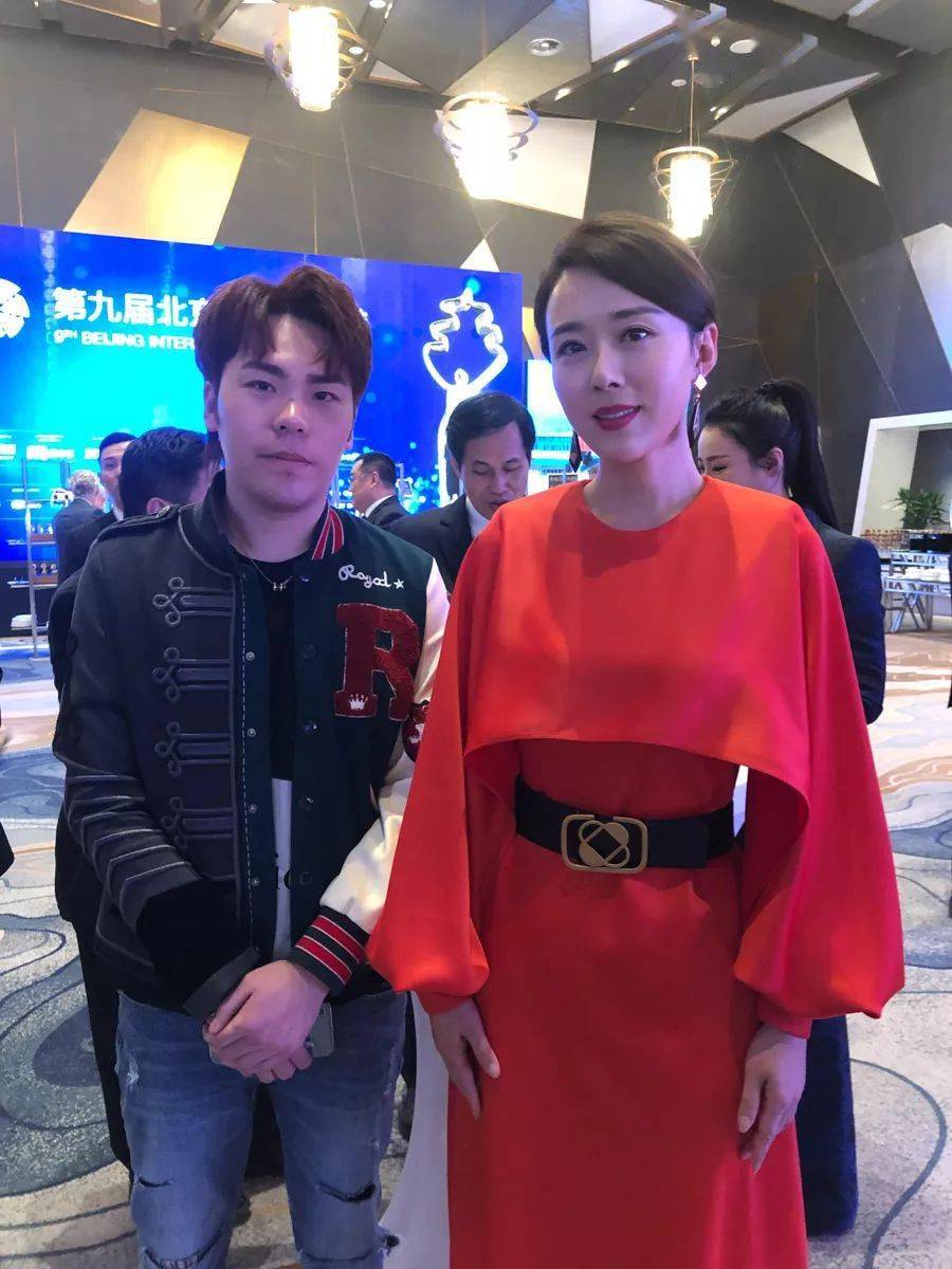 造型|16.9元剪发/88元明星染或烫造型，是时候体验一把20年热门发色“透明雾感”