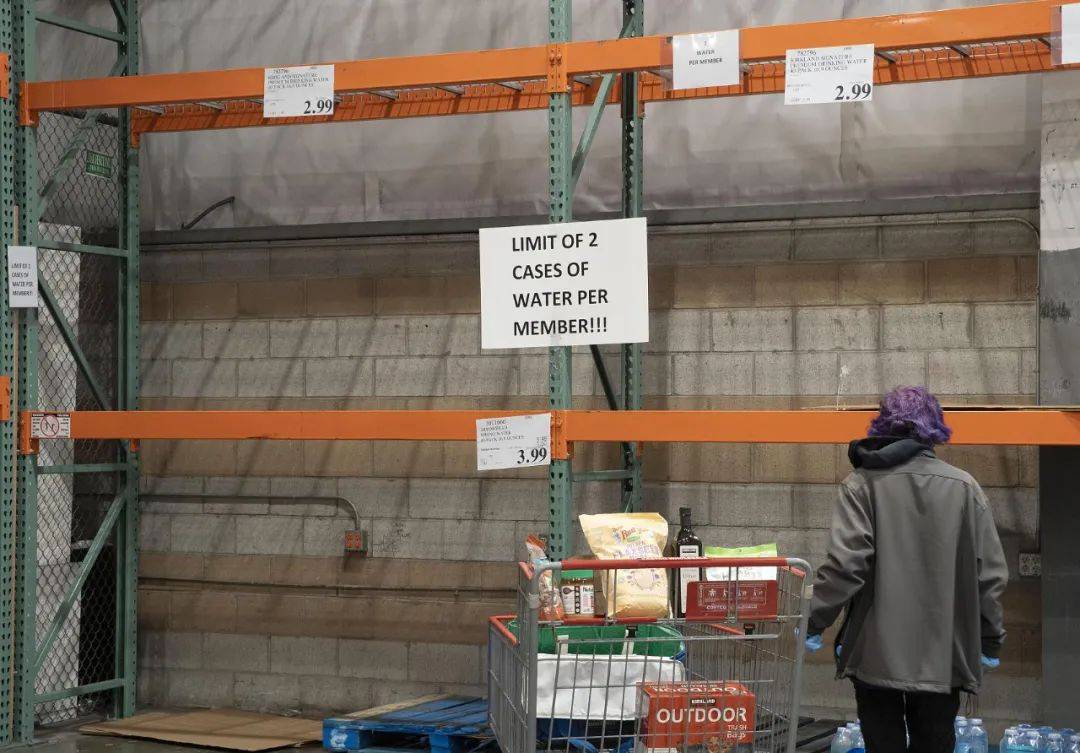 员工|疫情下的“折叠美国”:世界首富财富突破1.5万亿,但有近2万员工感染新冠