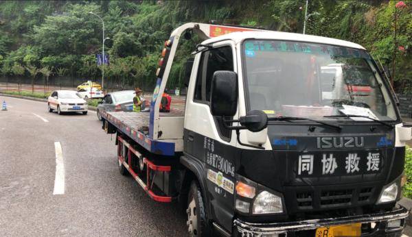 弯道|警惕！一小轿车弯道玩“漂移”撞上了中央花台