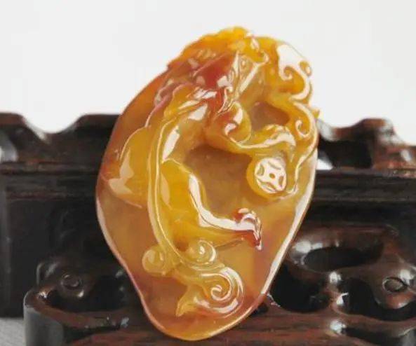 黄色翡翠受到很多人的喜爱,黄翡的价值和翡黄的区别在