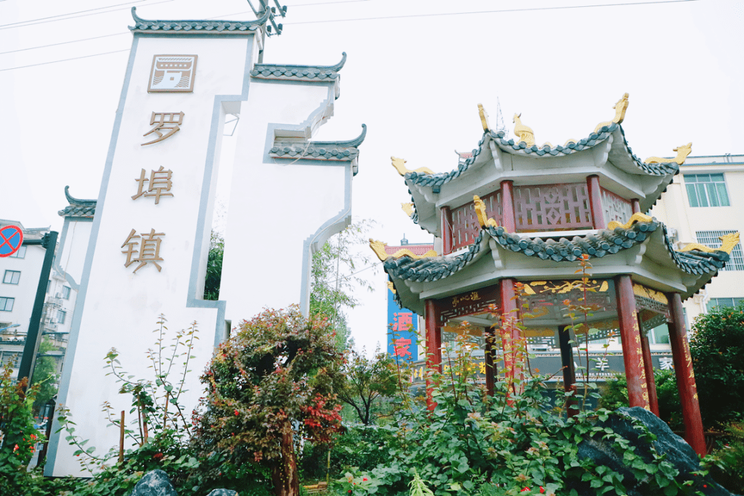 一江两溪穿境而过,碧水清流缓缓流淌着千年的岁月,在罗埠古镇上演着