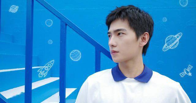 杨洋新剧上演“抱头吻”，亲自为热巴扣衣服，