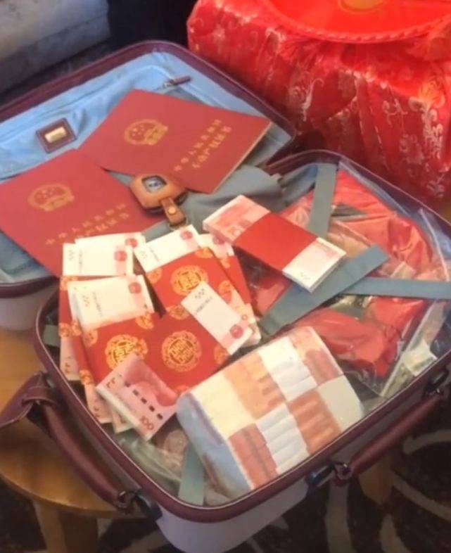 大衣哥儿子结婚,豪车迎娶亲漂亮儿媳,彩礼钱装了一箱