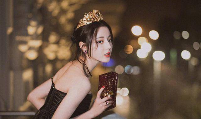 杨洋新剧上演“抱头吻”，亲自为热巴扣衣服，