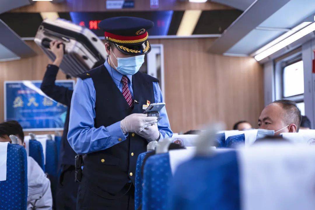 怎么找火车乘务员 7053910f495849ffaeb4740360dcf923.jpeg