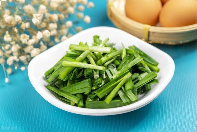 2）韭菜常吃韭菜可以强化肝功能，补脾胃之气，经常忧郁有损脾胃运化，可