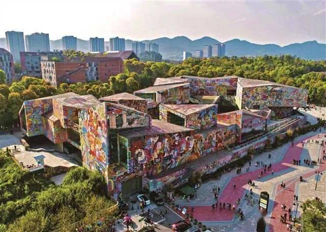 其中,重庆大学依托校区内自然山水资源打造了集休闲,观景,科普,教育等