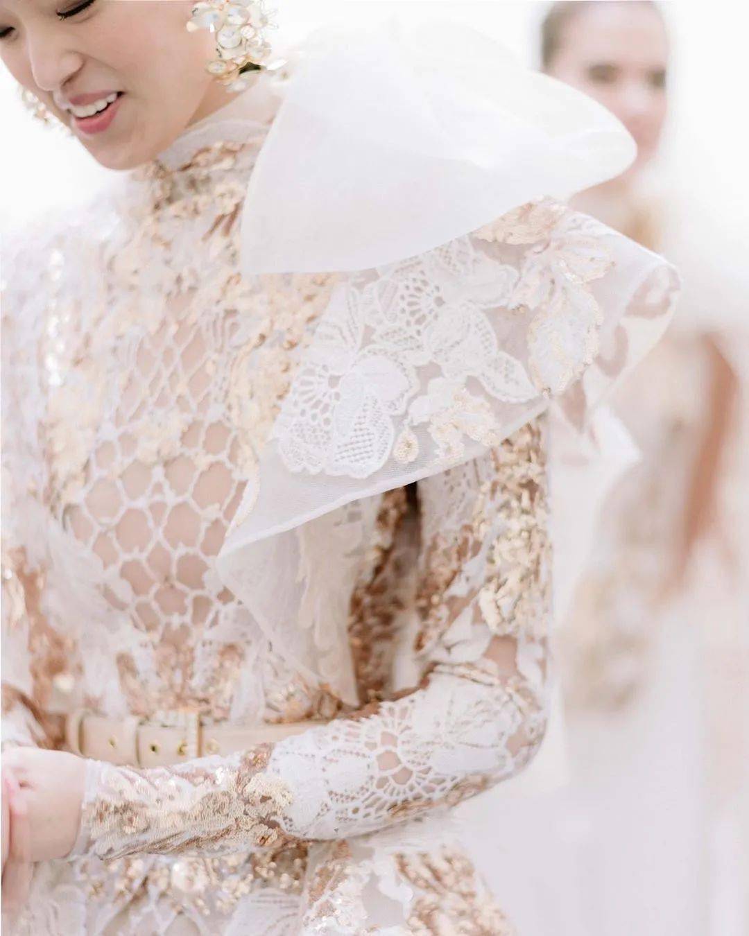 Saab|下凡历劫这么苦,为什么不打扮得再美一些呢?交织着华丽Elie Saab在斜阳下闪烁着光芒