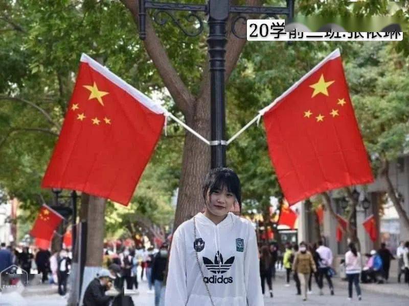 有一种最美的画面,叫"我和国旗合个影"