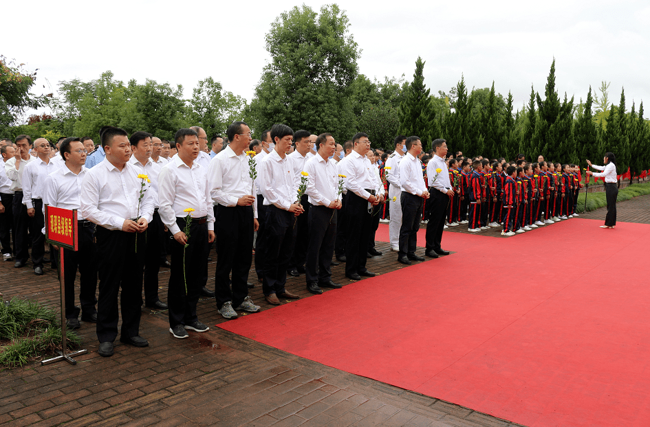 致敬我县举行寻乌县烈士纪念日纪念活动暨古剑辉烈士光荣证颁授仪式