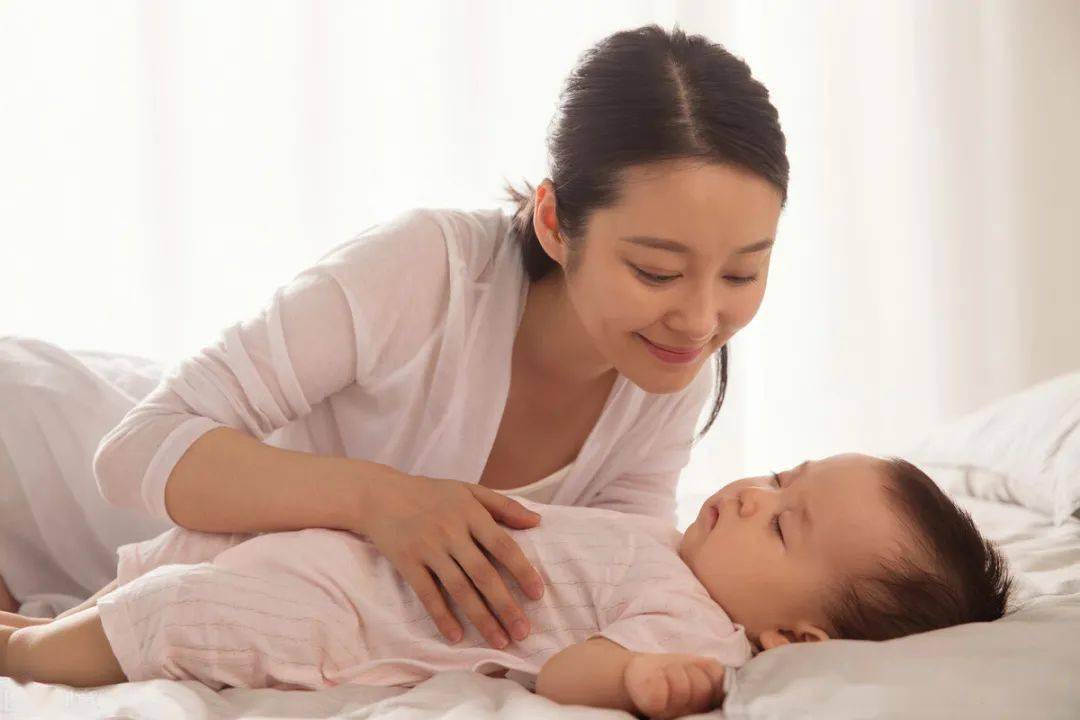 年龄|小睡的时间和次数不同宝宝一天需要小睡几次？不同年龄的孩子
