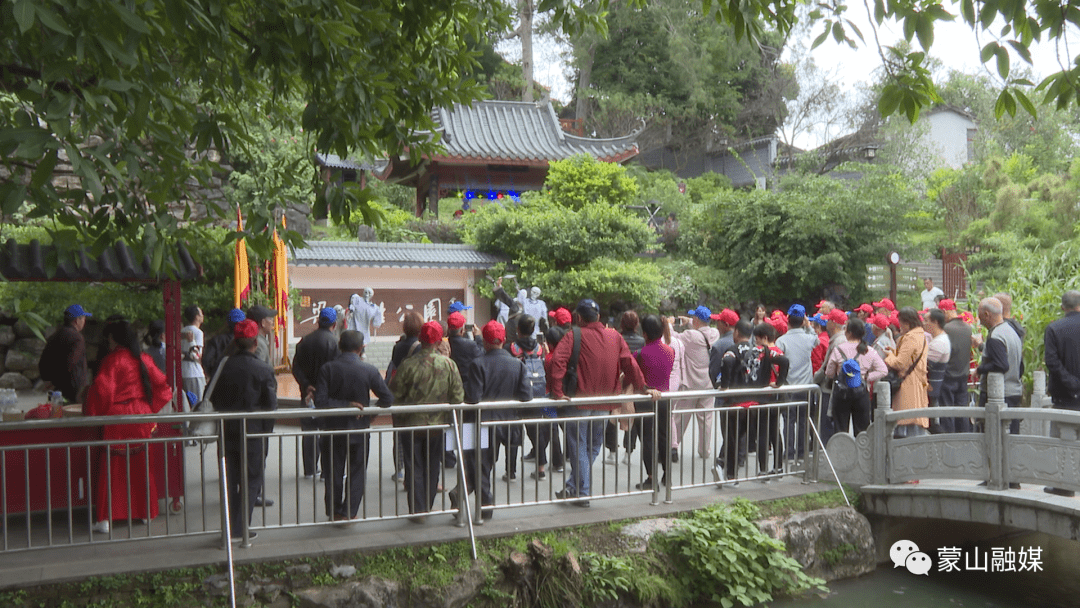 今年7月以来,蒙山县梁羽生公园景区以园内的景点为演出舞台和背景,以