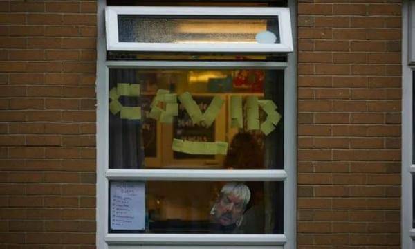 开新|英国大学生们想出新玩法！开新冠派对：不确诊不让进