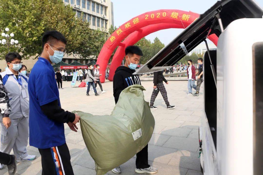 迎新|这所学校迎新充满“科技感”智能无人车帮新生运行李