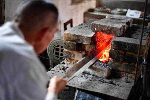 铜为主,铜这种金属的熔点是1083度,用一般的铸剑炉以木炭就能将之冶炼