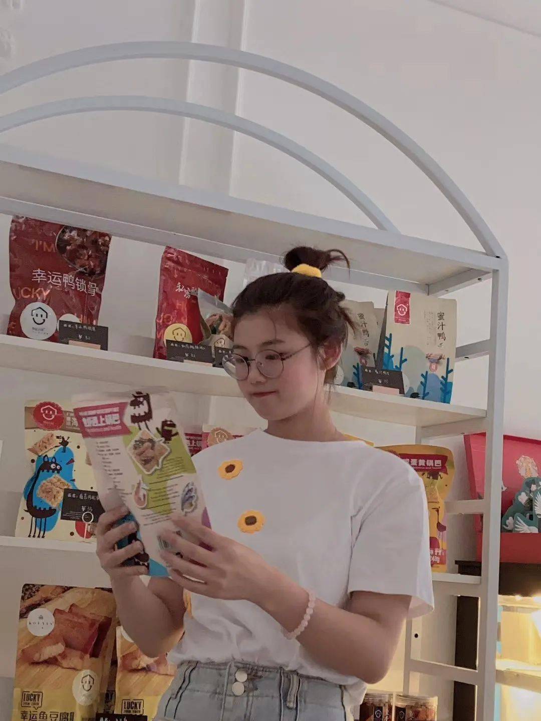 生活|布满银亮金属的工厂车间，亮起生日的烛光