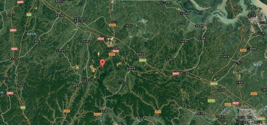 从这张卫星地图上看,金牛山地处常德市与益阳市中间,紧邻319国道,常