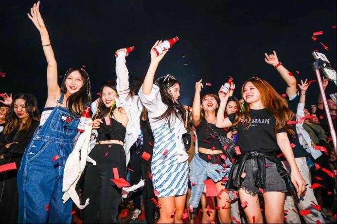 百威x咪豆音乐节全网超3亿关注量,潮人集结,high爆全场,释放真我