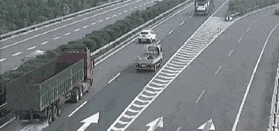 车驾驶人应当遵守道路交通安全法律,法规的规定,按照操作规范安全驾驶