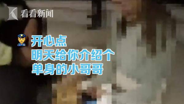 女子夜晚独坐护栏哭泣！关键时刻他一个箭步抱