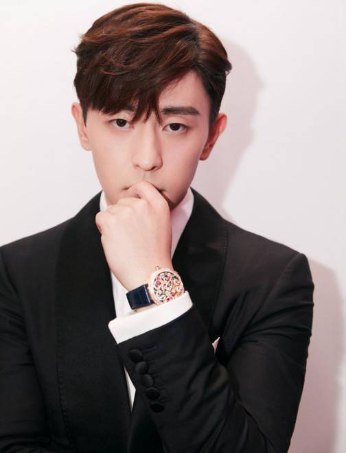 珠光宝气|邓伦珠光宝气大片发布 戴巴洛克风珠宝配饰气场足