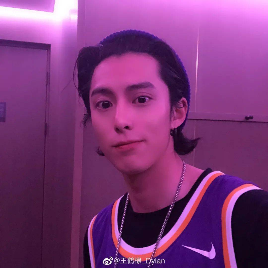 发丝|秋风吹拂发丝的温柔~是暖男啊