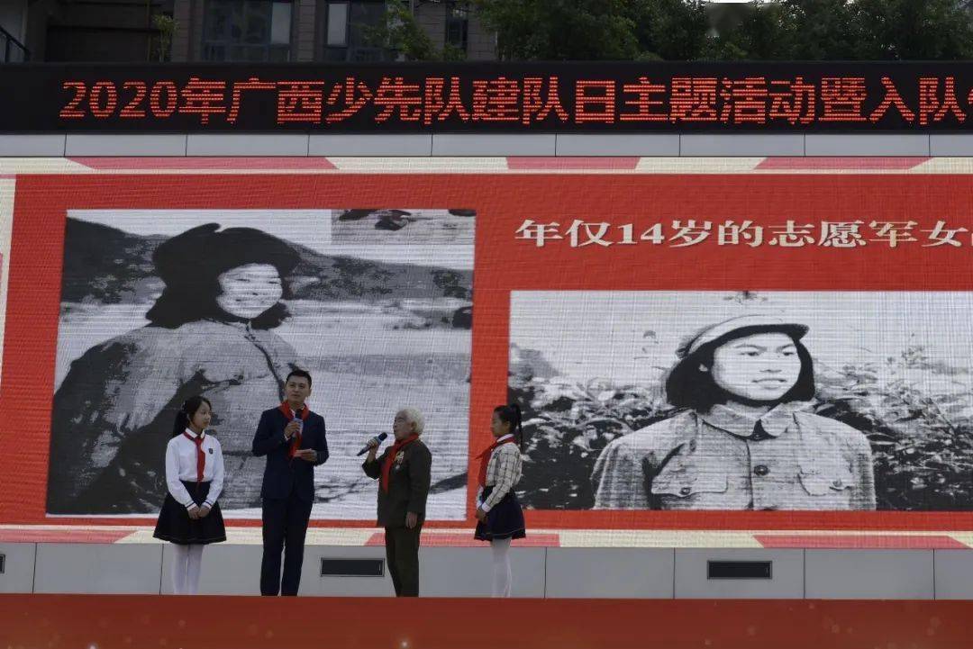 少先队员们送上由广西人民出版社出版的红色经典读物——《红色传奇》