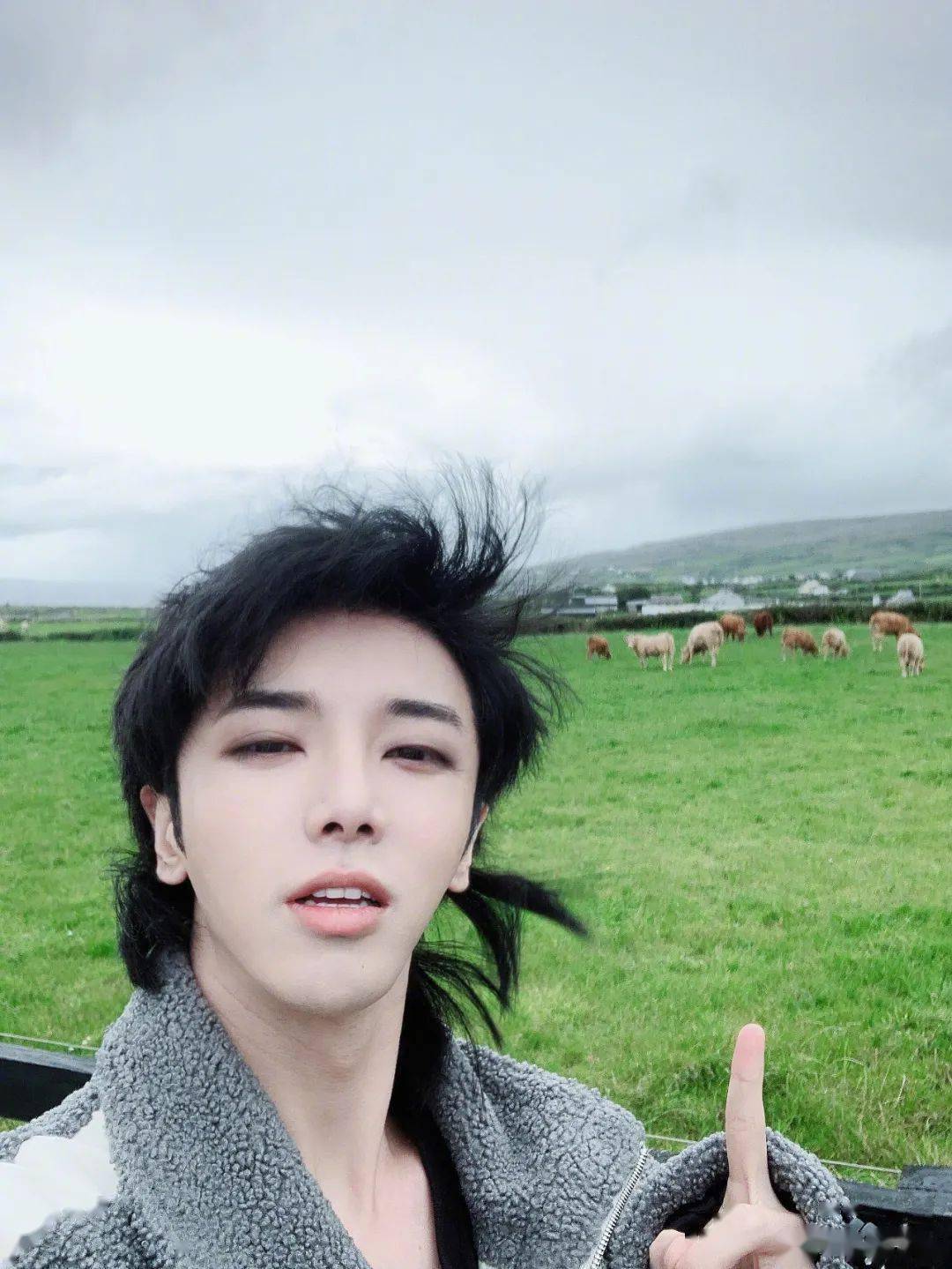 发丝|秋风吹拂发丝的温柔~是暖男啊