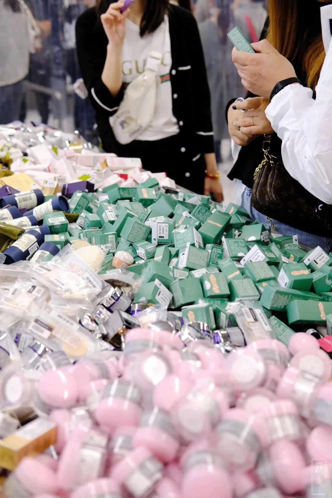 菜市场|新天地惊现美妆“菜市场”，水果和化妆品一起卖？| 小姐姐变美计划