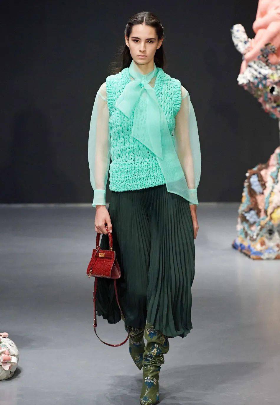 2021春夏服装流行元素,2021新款女装 pantone 2021春夏伦敦时装周10大流行色来了,一起看看
